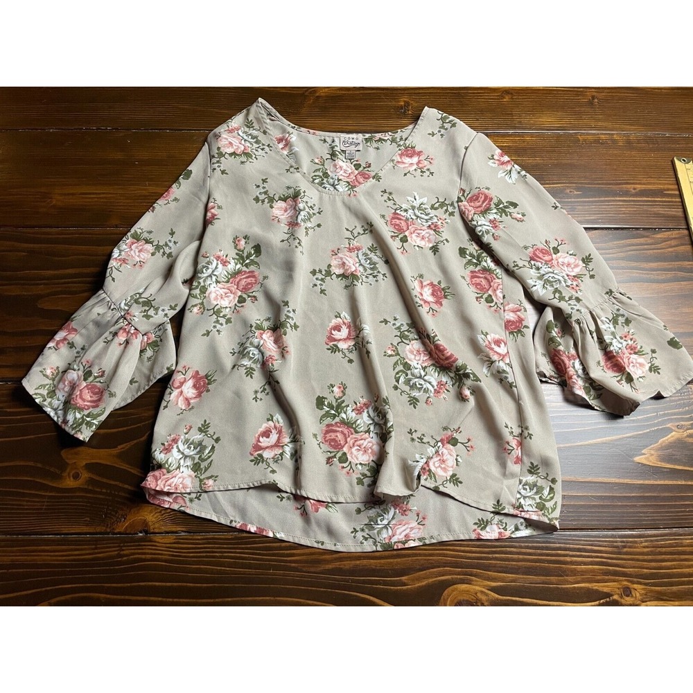 COMO Vintage Shirt Women's Size Small Gray Floral  Round Neck Bell Sleeve